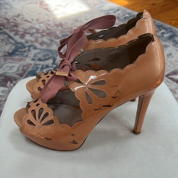 Joan & David Woman's Pink Patent Cicilee Scalloped Ribbon Tie Mary Jane Pump - Picture 4 of 10